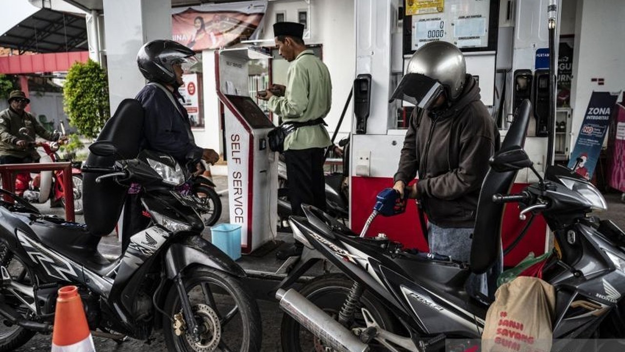 PT Pertamina Patra Niaga masih meninjau penyesuaian harga Bahan Bakar Minyak (BBM) nonsubsidi jenis Pertamax dan Pertamax Green di tengah kenaikan harga BBM lainnya. Simak informasi lengkapnya.
