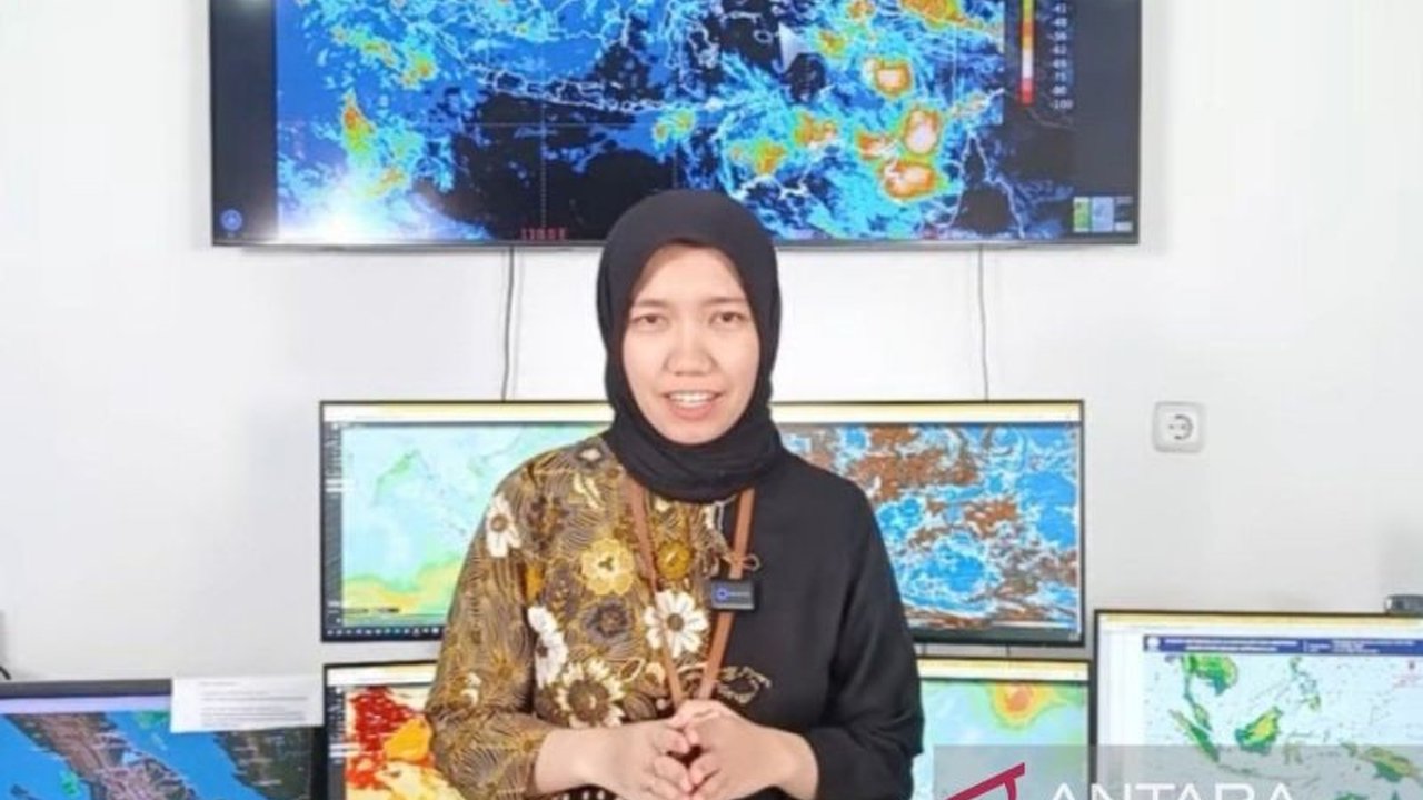 Badan Meteorologi Klimatologi dan Geofisika (BMKG) memprediksi sebagian besar wilayah Sumatera Utara akan diguyur hujan dengan intensitas ringan hingga lebat pada Senin. Masyarakat diimbau waspada potensi bencana hidrometeorologi akibat **prakiraan cuaca.