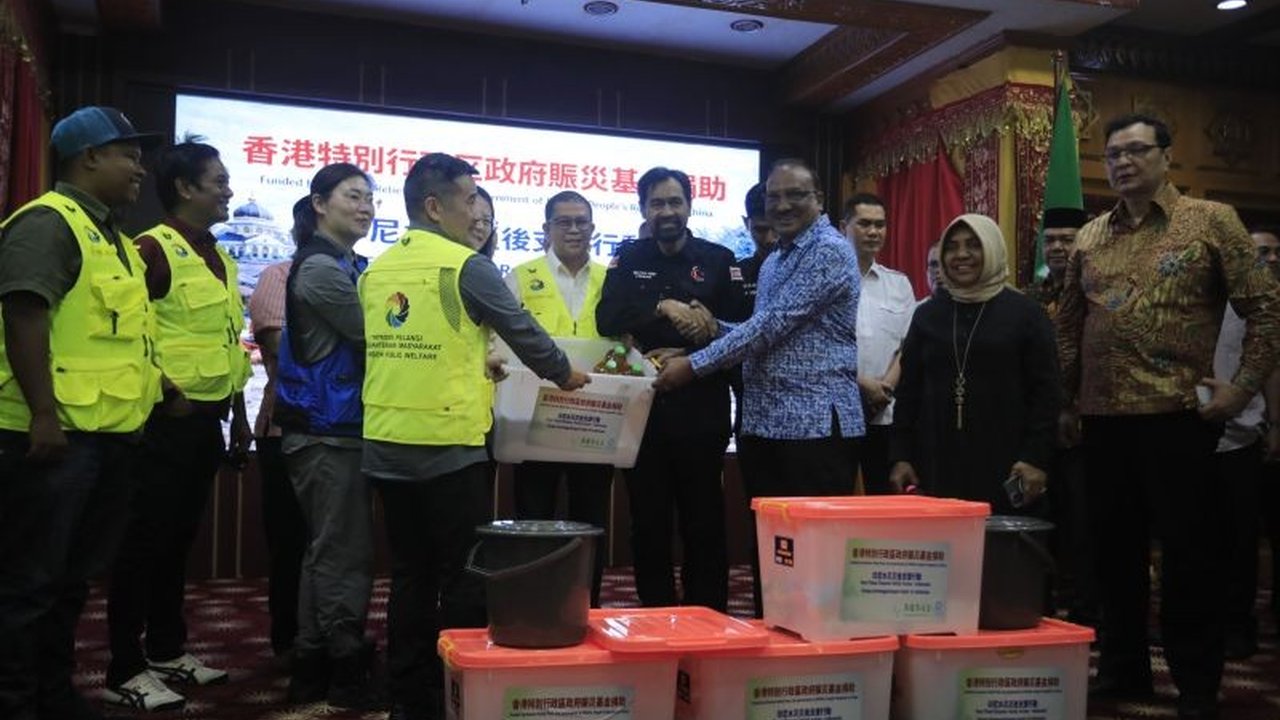 Gubernur Aceh menerima Bantuan Kemanusiaan Aceh berupa 9.500 paket dari relawan Tiongkok dan Malaysia untuk masyarakat terdampak bencana hidrometeorologi, menunjukkan solidaritas internasional yang kuat.