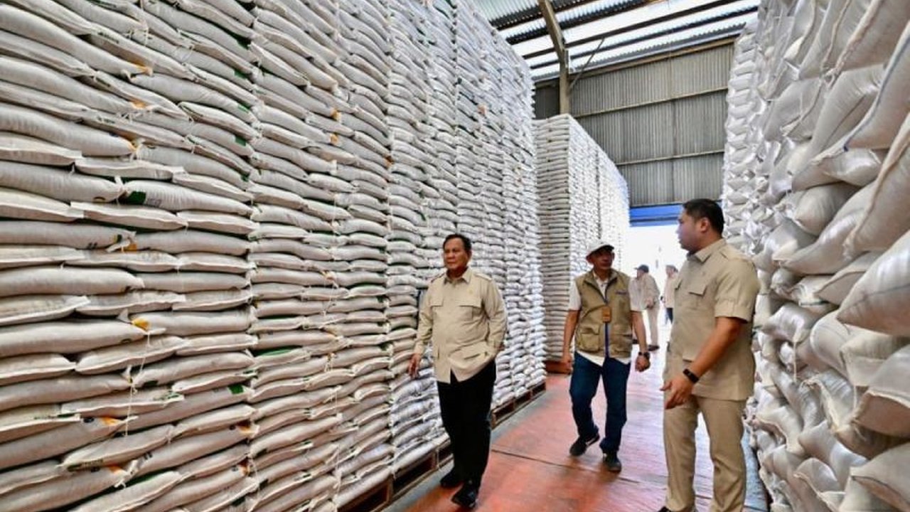 Presiden Prabowo Subianto dan Wakil Menteri Pertanian Sudaryono melakukan inspeksi mendadak ke gudang Bulog, membuktikan keseriusan pemerintah dalam mewujudkan swasembada beras dan menghapus keraguan publik.