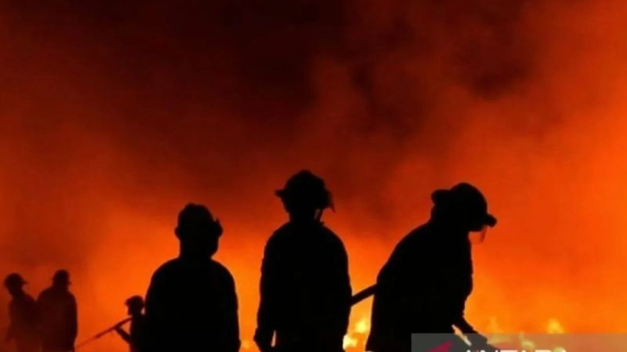 Kebakaran hebat melanda Kampung Bahagia, Sandakan, Negeri Sabah, Malaysia, menyebabkan ribuan warga terdampak dan menghanguskan seribu rumah terapung. Pihak berwenang bergerak cepat menangani dampak kebakaran Kampung Bahagia Malaysia ini.