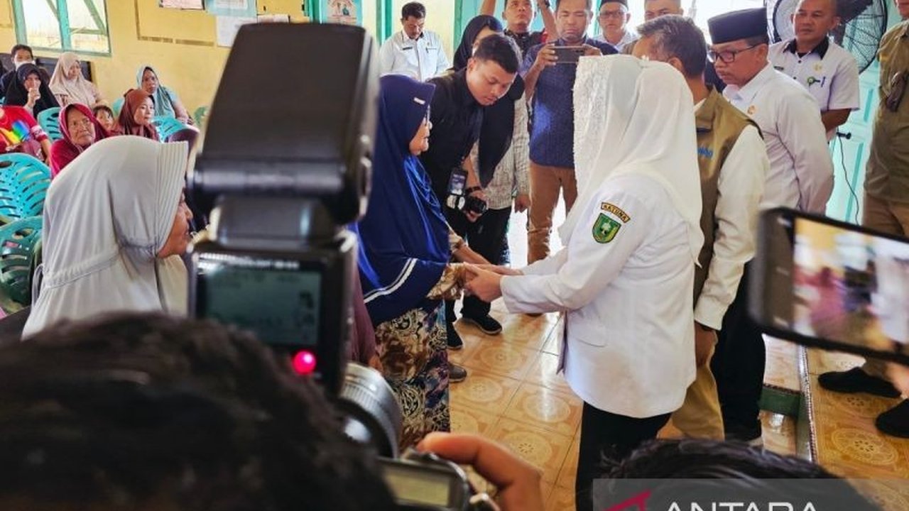 Perum Bulog Natuna salurkan bantuan pangan berupa beras dan minyak goreng kepada 7.325 penerima di 77 titik penyaluran. Proses distribusi Bulog Natuna Salurkan Bantuan Pangan menghadapi tantangan geografis wilayah kepulauan.