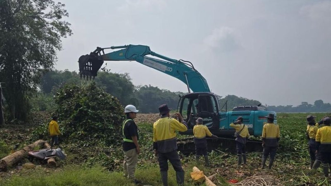PLN Indonesia Power terus mengintensifkan kolaborasi lintas sektor dalam upaya penanganan eceng gondok Waduk Saguling. Ini dilakukan demi menjaga operasional PLTA sebagai sumber energi terbarukan yang vital.