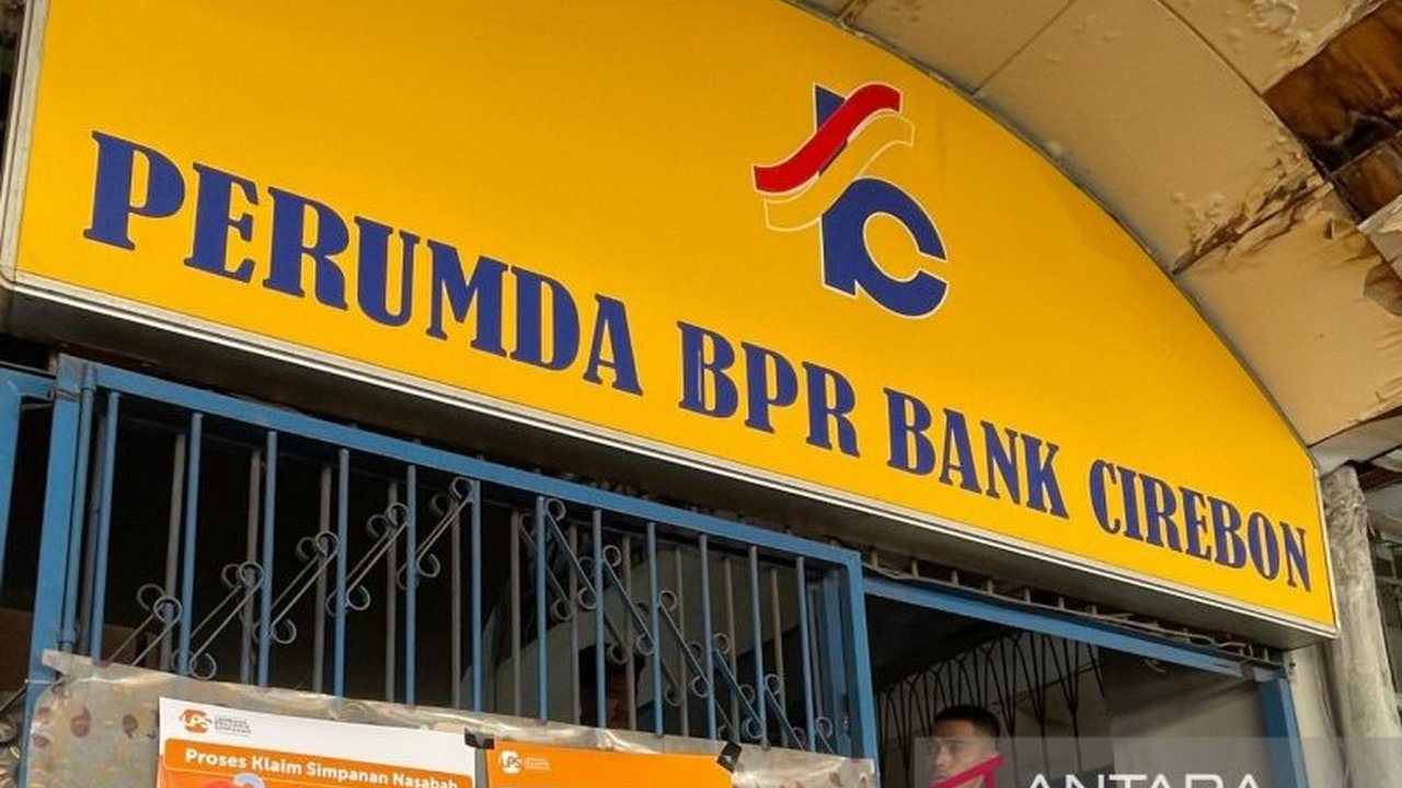 Pemerintah Kota Cirebon menyerahkan sepenuhnya penanganan Kasus BPR Cirebon yang merugikan negara hingga Rp17,35 miliar kepada Kejaksaan Negeri setempat, dengan tiga tersangka telah ditahan. Simak selengkapnya!