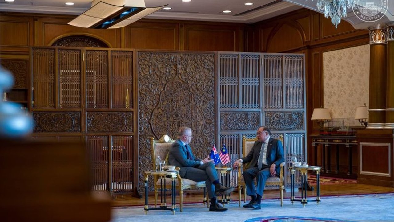 Perdana Menteri Malaysia Anwar Ibrahim mengisyaratkan negaranya dapat bernegosiasi dengan Rusia untuk memenuhi kebutuhan bahan bakar. Langkah ini diambil di tengah dinamika geopolitik global terkait pasokan minyak Rusia.