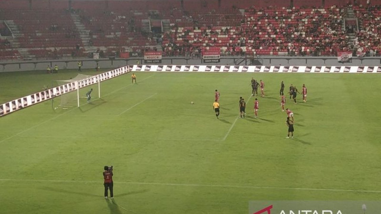Bali United hajar Malut United 4-1 dalam laga Super League 2025/2026. Kemenangan telak ini membawa Serdadu Tridatu melesat di klasemen. Bagaimana jalannya pertandingan penuh drama ini?