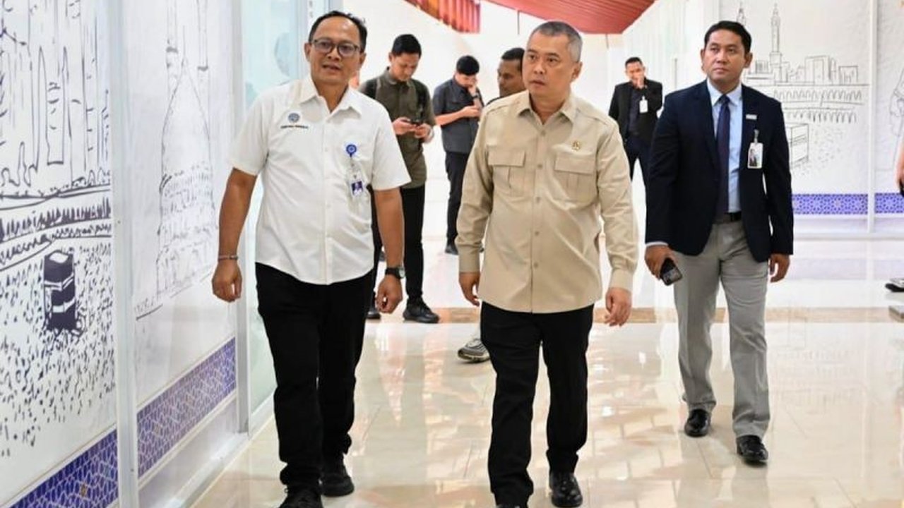 Menteri Perhubungan Dudy Purwagandhi meninjau Terminal 2F Bandara Soekarno-Hatta untuk memastikan kesiapan layanan dan operasional dalam menghadapi Angkutan Haji 2026, yang akan memberangkatkan 221.000 jemaah.