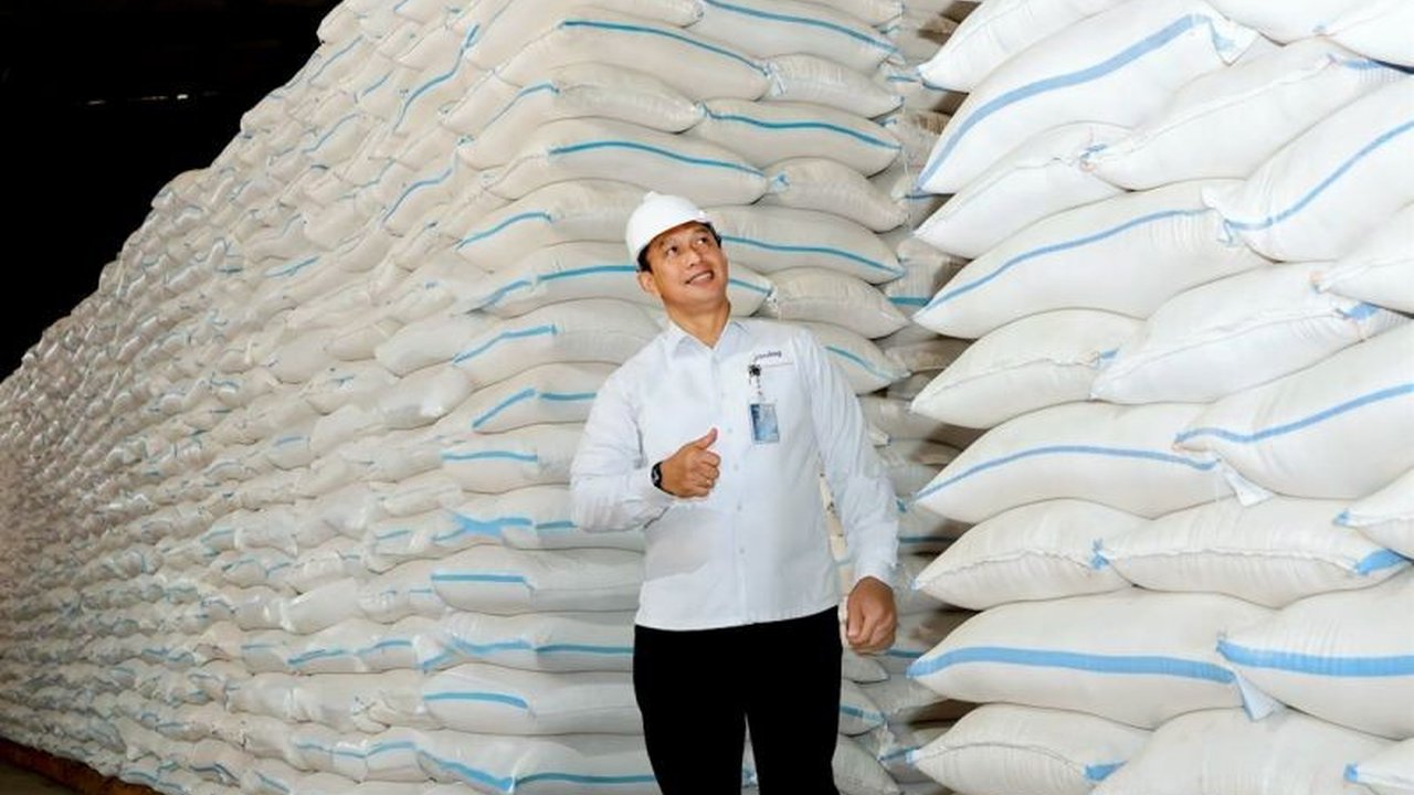 Perum Bulog membuka pintu bagi masyarakat untuk mengecek langsung kondisi Stok Beras Bulog di gudang, menegaskan komitmen transparansi dan ketersediaan pangan nasional yang aman dan terjaga.