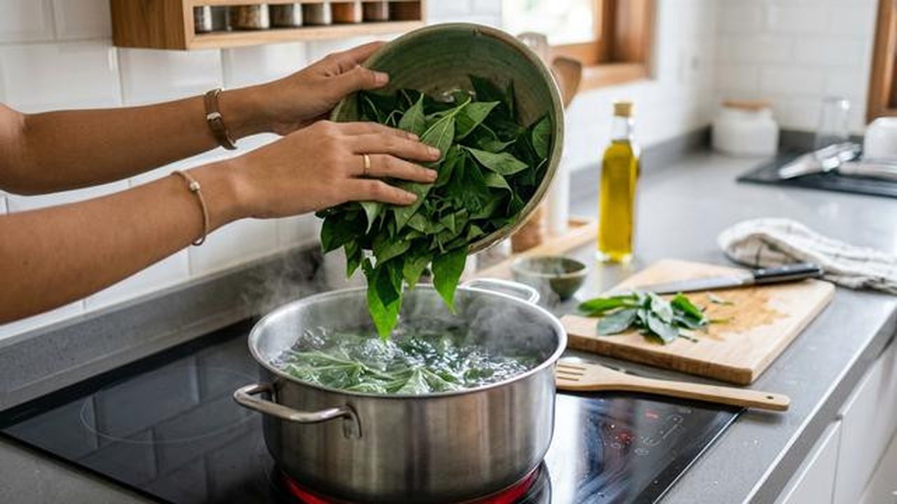 Cara Rebus Daun Singkong Seperti di Rumah Makan Padang (Foto: AI)