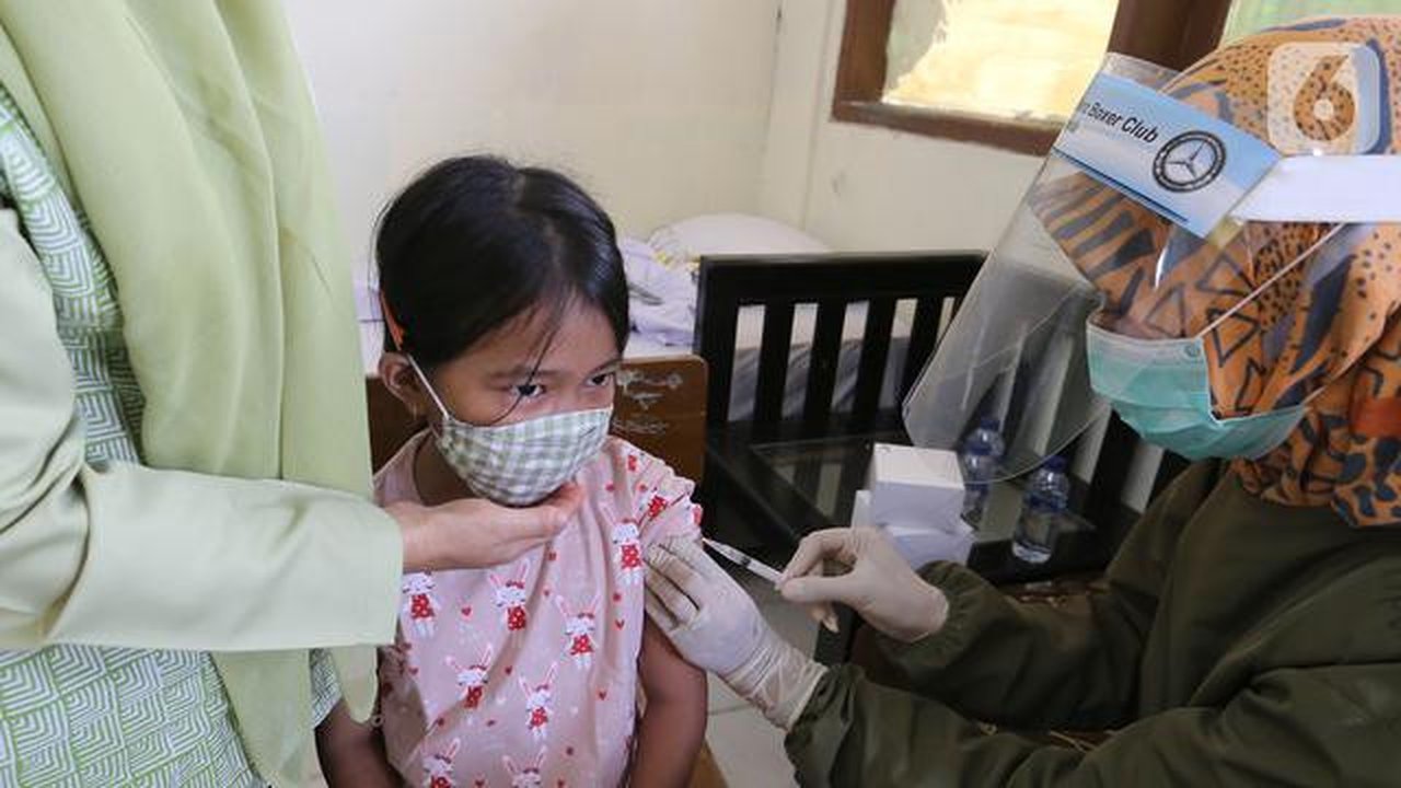 Siswa mendapatkan imunisasi campak pada Bulan Imunisasi Anak Sekolah (BIAS) di SDN Serua 3, Ciputat, Tangerang Selatan, Rabu (2/9/2020). Pemberian vaksin tersebut untuk sistem kekebalan tubuh