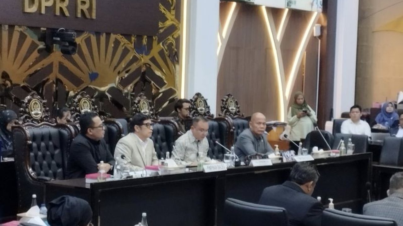Badan Legislasi DPR telah menyetujui Rancangan Undang-Undang Perlindungan Pekerja Rumah Tangga (RUU PPRT) untuk dibawa ke rapat paripurna, menandai langkah maju dalam perlindungan hak-hak pekerja rumah tangga.