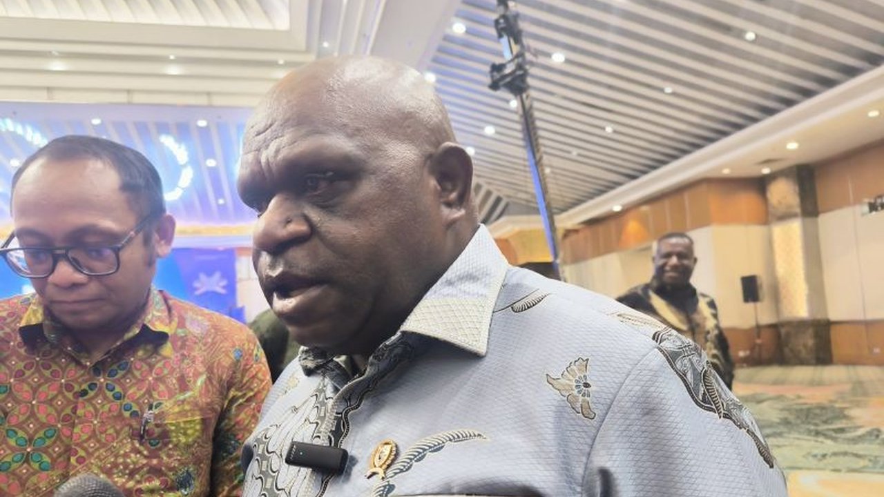 Menteri HAM Natalius Pigai mendesak transparansi kasus Andrie Yunus yang melibatkan penyiraman air keras, sejalan dengan perintah Presiden. Sidang perdana dijadwalkan pada 29 April 2026, terbuka untuk umum.