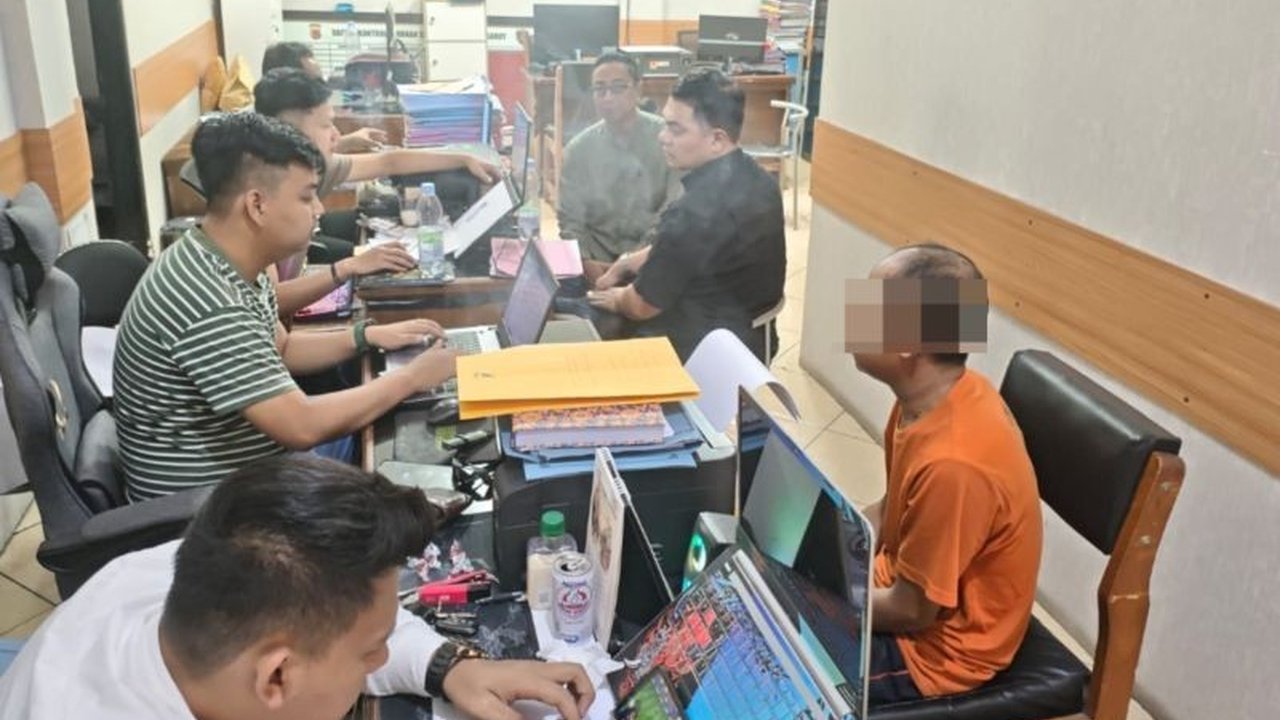 Seorang ayah pelaku asusila Garut ditangkap Polres Garut karena mencabuli anak kandungnya yang masih berusia 12 tahun. Kasus ini terungkap setelah korban berani melapor dan kini pelaku telah ditetapkan sebagai tersangka.