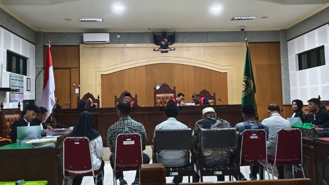 Kasus Korupsi Pengadaan Laptop Chromebook di Lombok Timur memasuki babak krusial, dengan tiga terdakwa penyedia barang dituntut 8 tahun penjara. Simak rincian tuntutan dan kerugian negara yang terungkap.