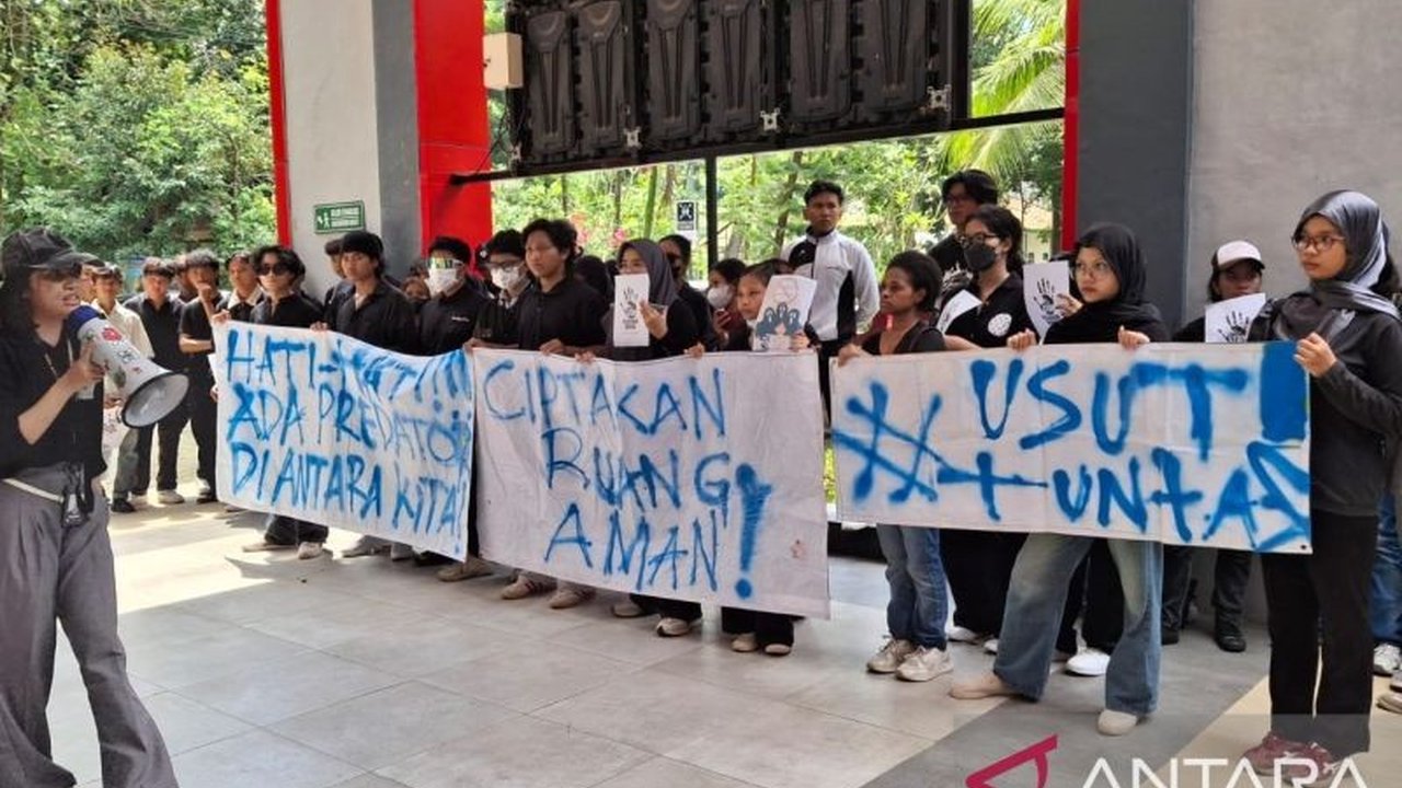 Puluhan mahasiswa Fakultas Hukum Unej menggelar aksi solidaritas, menuntut kampus serius menciptakan Ruang Aman Unej dari pelecehan seksual setelah insiden viral yang melibatkan mahasiswi.