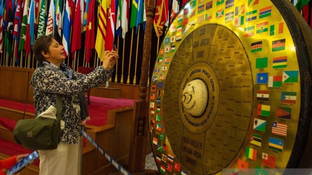 Indonesia terus memperkuat komitmennya dalam memanfaatkan warisan Konferensi Asia Afrika (KAA) sebagai landasan diplomasi global, mendorong solidaritas Global South dan menyuarakan isu ketimpangan pembangunan serta utang global.