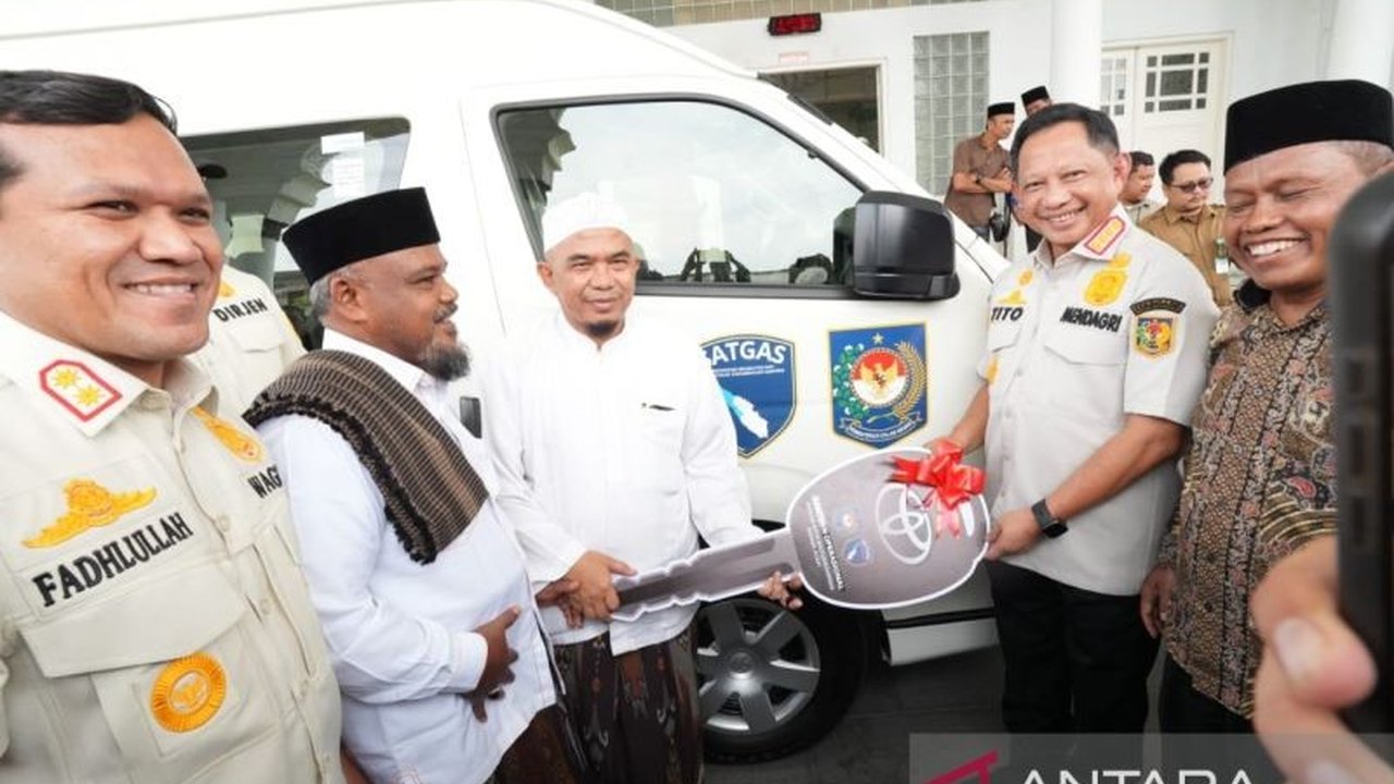 Menteri Dalam Negeri Muhammad Tito Karnavian menyerahkan bantuan mobil operasional untuk Masjid Raya Baiturrahman Aceh, guna mendukung kelancaran kegiatan di jantung kehidupan masyarakat Aceh.