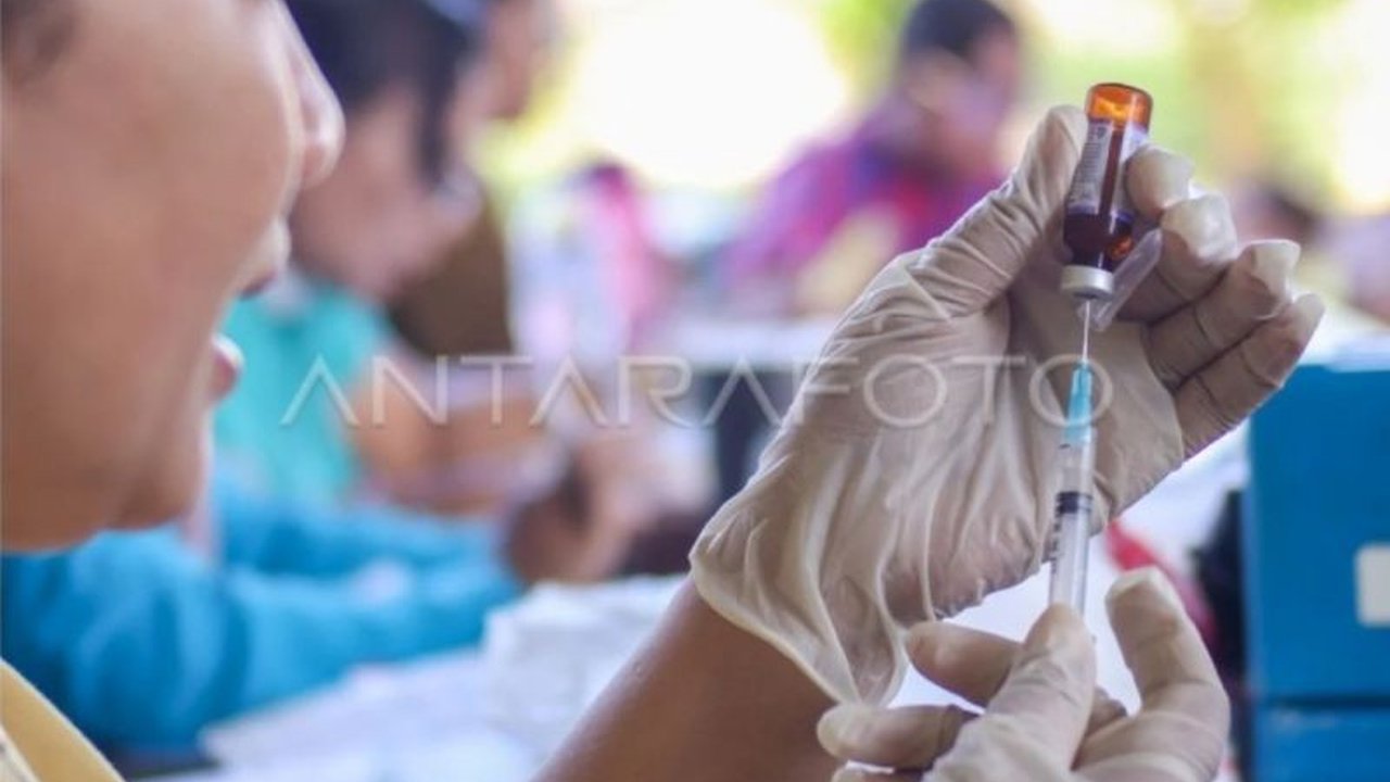 Kementerian Kesehatan (Kemenkes) intensifkan komunikasi publik untuk meningkatkan kesadaran akan pentingnya vaksinasi campak, terutama di tengah tantangan kepercayaan masyarakat.