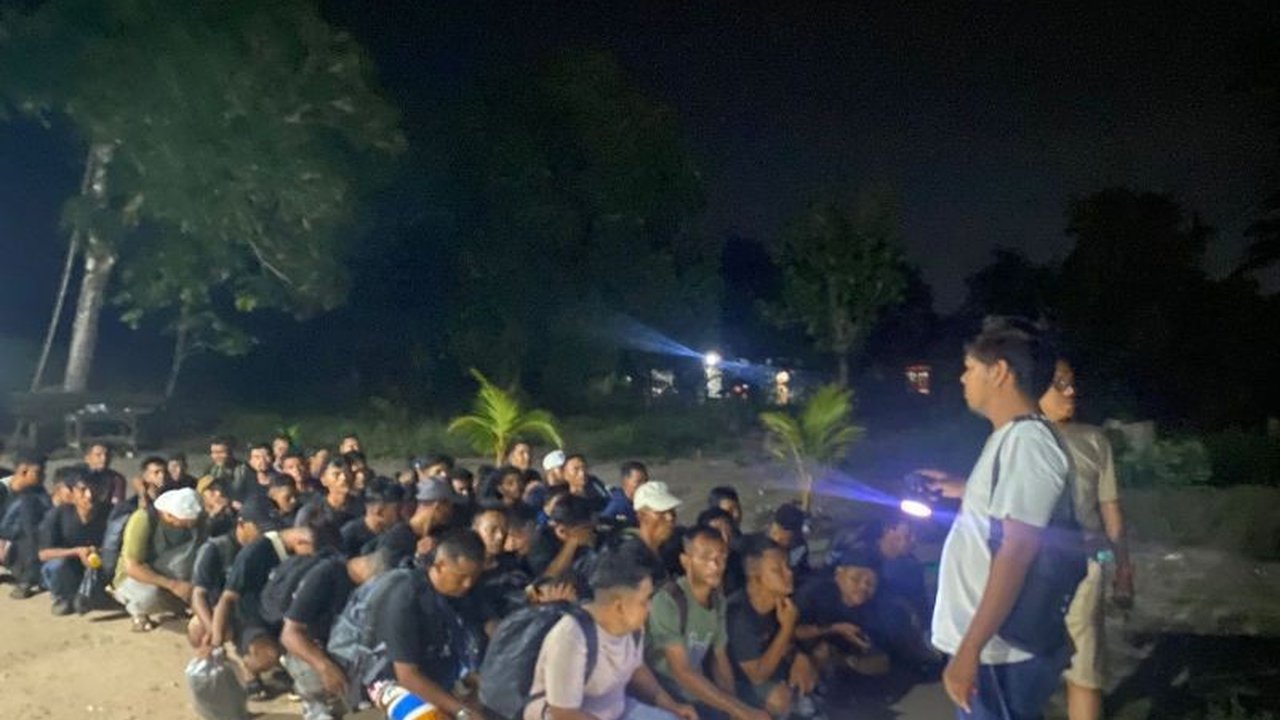 Sebanyak 56 pekerja migran Indonesia berhasil diselamatkan dari upaya penempatan ilegal ke Malaysia oleh BP3MI Riau, mengungkap modus operandi perdagangan orang yang meresahkan.