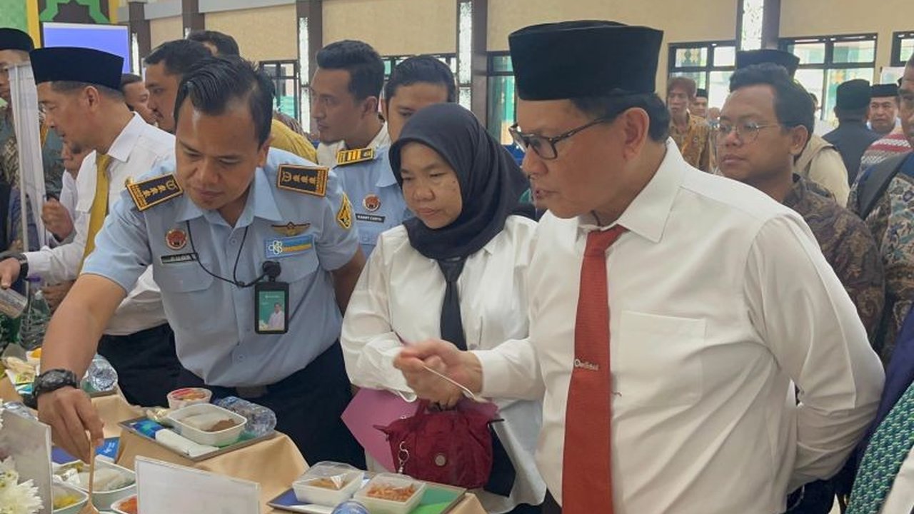 Dinas Kesehatan Provinsi Sumatera Selatan (Dinkes Sumsel) telah memastikan menu penerbangan haji aman dikonsumsi setelah uji kelayakan, demi menjaga kesehatan jamaah selama perjalanan menuju dan kembali dari Tanah Suci.