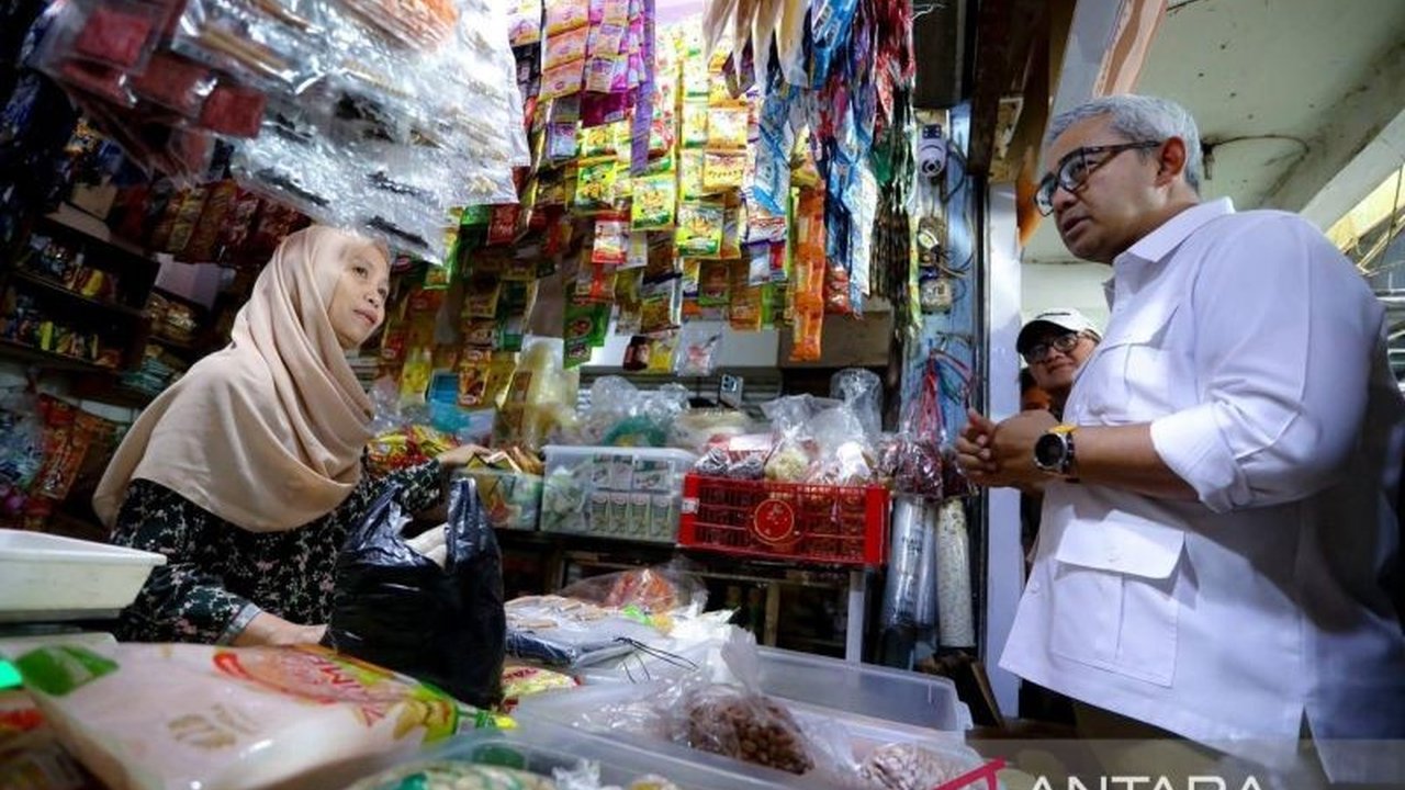 Pemerintah Kota Bandung memastikan harga MinyaKita di mitra Bulog tetap sesuai HET, namun mengakui adanya kenaikan harga di pasar bebas yang memengaruhi stabilitas Harga MinyaKita Bandung.