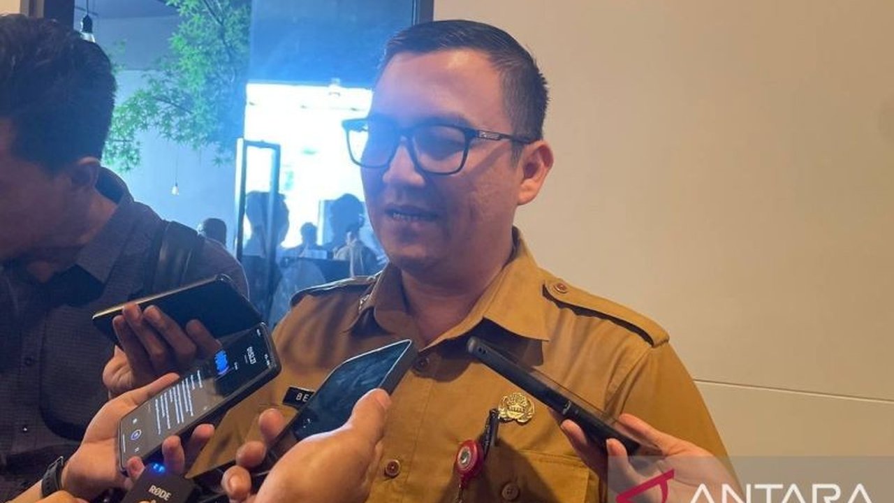 Pemerintah Provinsi Banten merancang kebijakan tegas berupa pemotongan tunjangan kinerja bagi Aparatur Sipil Negara (ASN) penunggak pajak kendaraan, bertujuan memperkuat disiplin pajak birokrasi dan menjadi teladan kepatuhan.