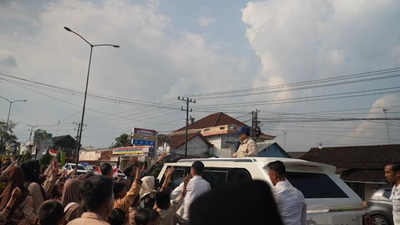 Presiden RI Prabowo Subianto menyapa warga saat iring-iringan kendaraan kepresidenan melintasi wilayah Magelang, Jawa Tengah (Jateng), Sabtu 18 April 2026. (Istimewa)