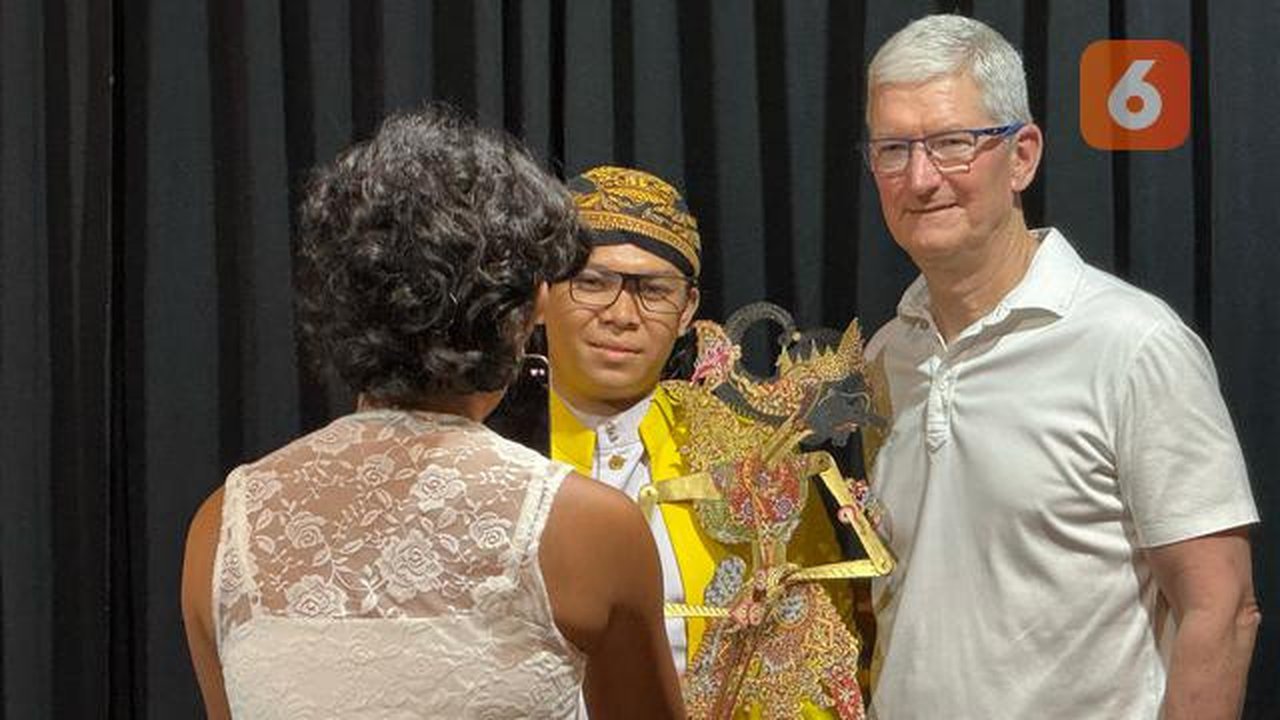 CEO Apple Tim Cook mengunjungi Museum Wayang bersama photojournalist Nyimas Laula, bertemu dengan dalang wayang kulit Fakih Tri Sera Fil Ardhi. Liputan6.com/Yuslianson