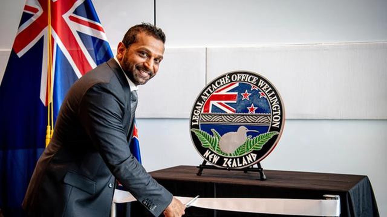 Direktur FBI Kash Patel memotong pita dalam acara peresmian kantor FBI di Wellington pada 31 Juli 2025. (Dok. Ola Thorsen/U.S. Embassy via AP)