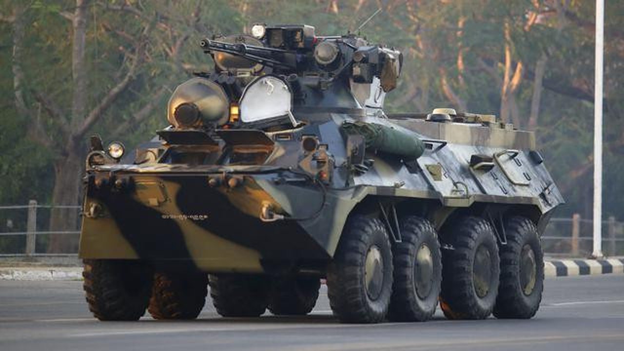 Sebuah kendaraan lapis baja melaju di jalan di Naypyidaw ketika pasukan keamanan mulai melakukan tindakan keras terhadap para demonstran anti-kudeta, Senin (15/2/2021). Pasukan militer Myanma