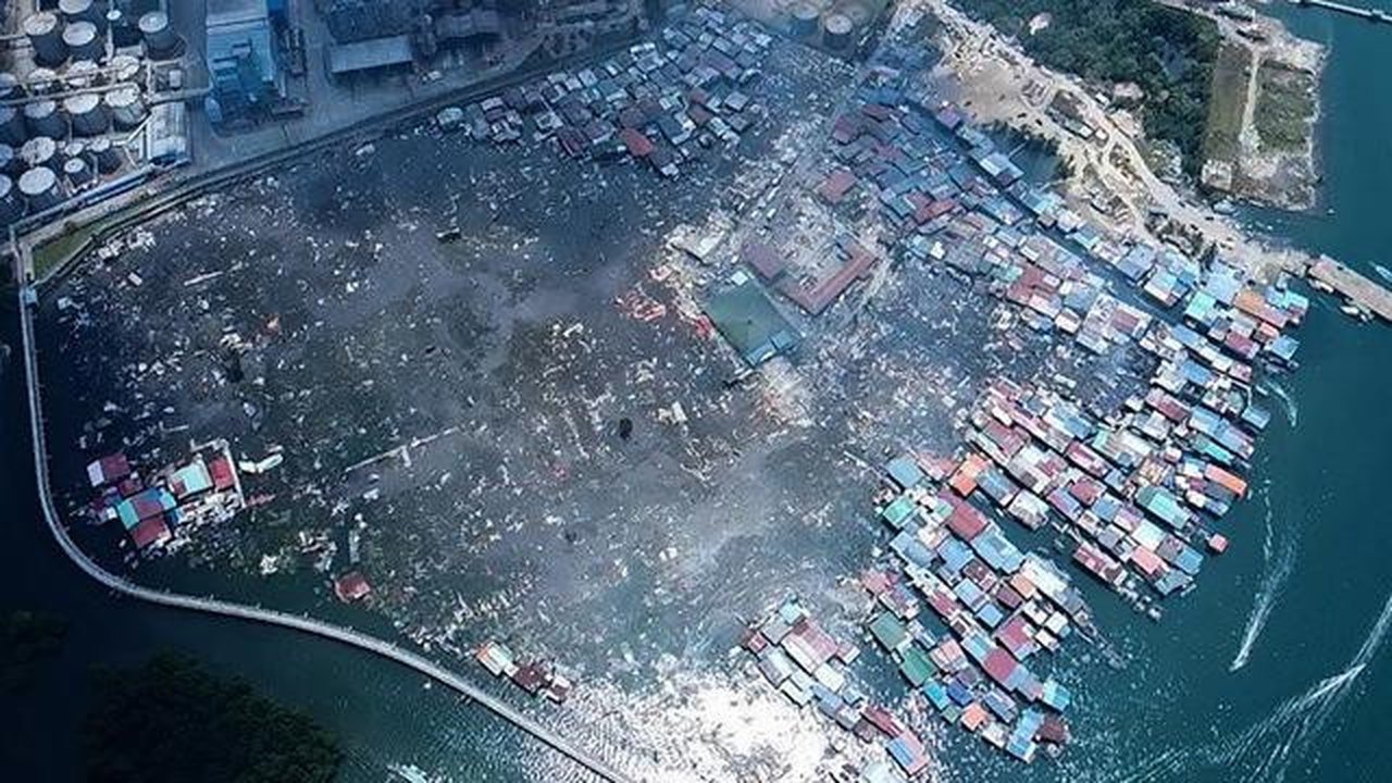 Tampak udara Kampung Bahagia, kawasan rumah panggung atas air di Sandakan, Sabah, Malaysia, setelah kebakaran pada Minggu (19/4/2026). (Dok. Departemen Pemadam Kebakaran dan Penyelamatan Sand