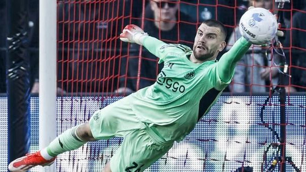 Aksi penjaga gawang Timnas Indonesia, Maarten Paes sat memperkuat Ajax Amsterdam bertandang ke markas Feyenoord Rotterdam dalam lanjutan Eredivisie 2025/2026, Minggu (22/3/2026) malam WIB. (I