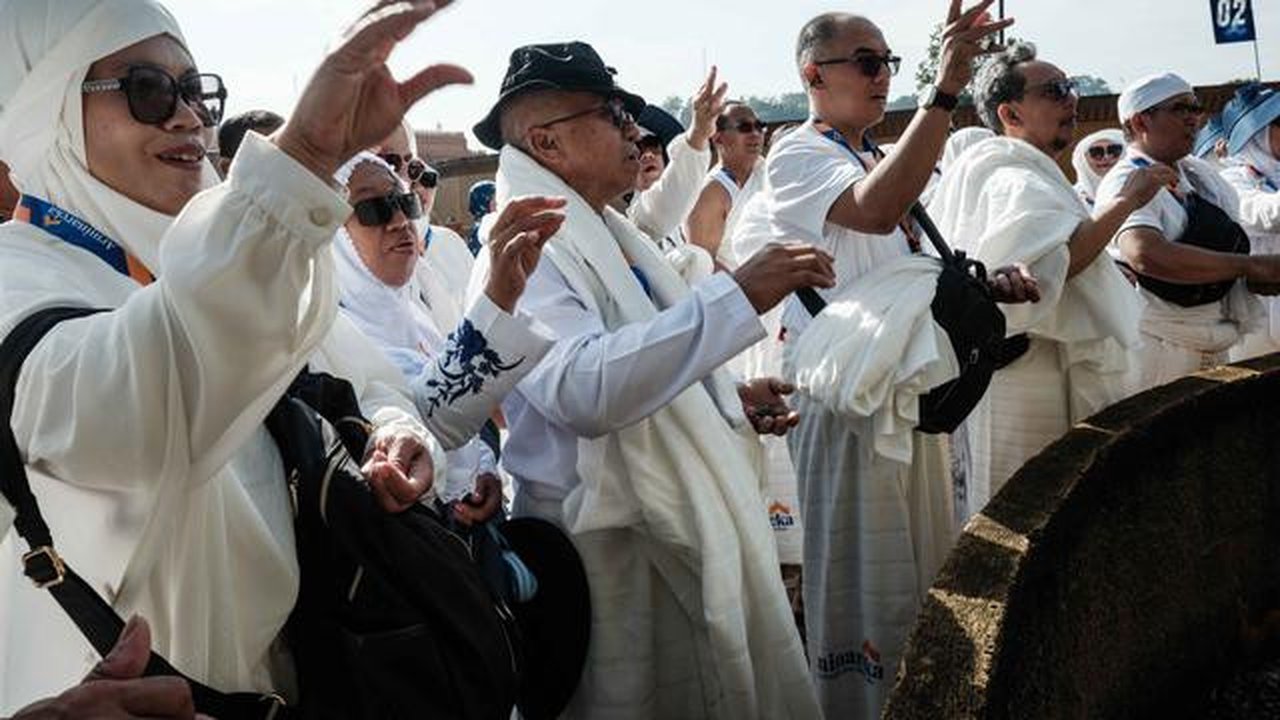 Penurunan biaya ini diklaim tidak akan mengurangi kualitas layanan bagi jemaah di Arab Saudi. Tampak dalam foto, para calon jamaah haji berlatih ritual haji menggunakan replika tempat-tempat