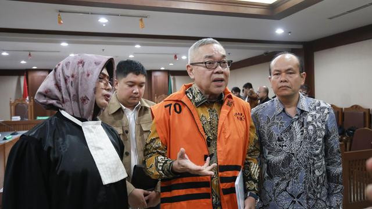 Terdakwa kasus dugaan korupsi pengadaan Liquefied Natural Gas (LNG) di PT Pertamina (Persero), Hari Karyuliarto saat mengikuti persidangan di Pengadilan Tindak Pidana Korupsi (Tipikor) pada P