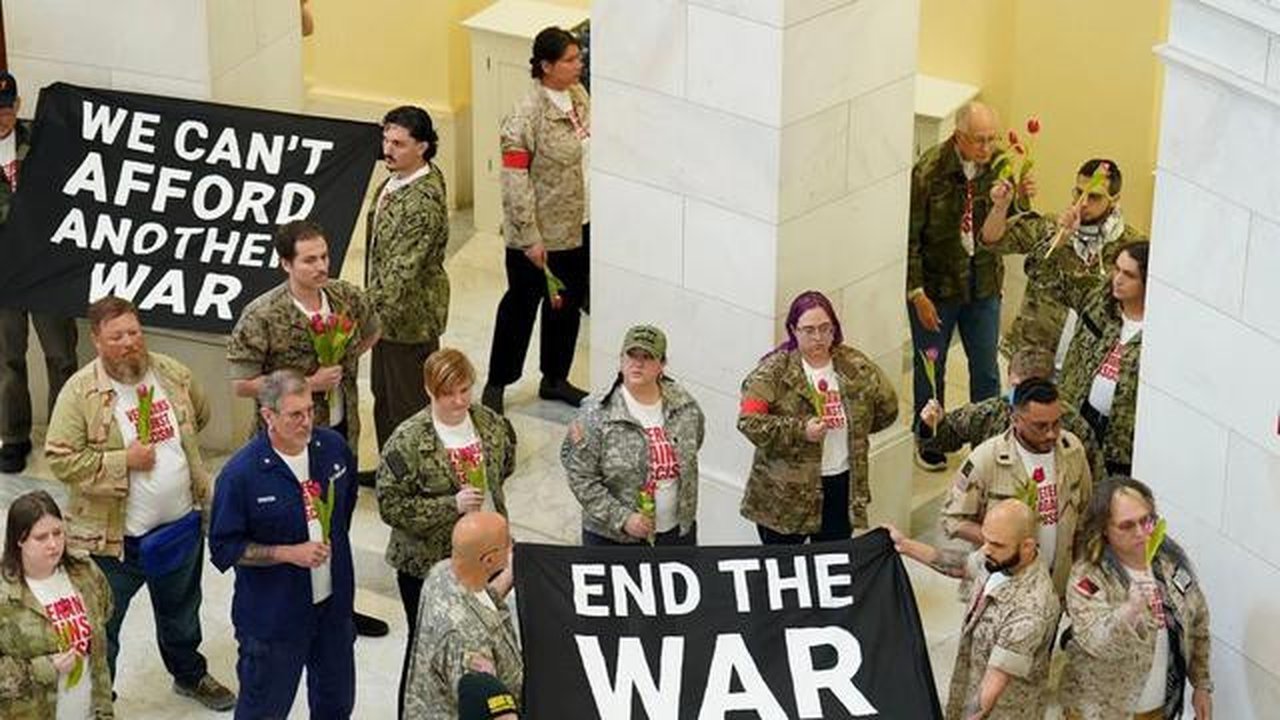 Puluhan veteran militer Amerika Serikat ditangkap pada Senin (20/4/2026) di Washington D.C, usai melakukan aksi demo untuk memprotes kebijakan Trump untuk melakukan perang dengan Iran. (Dok.