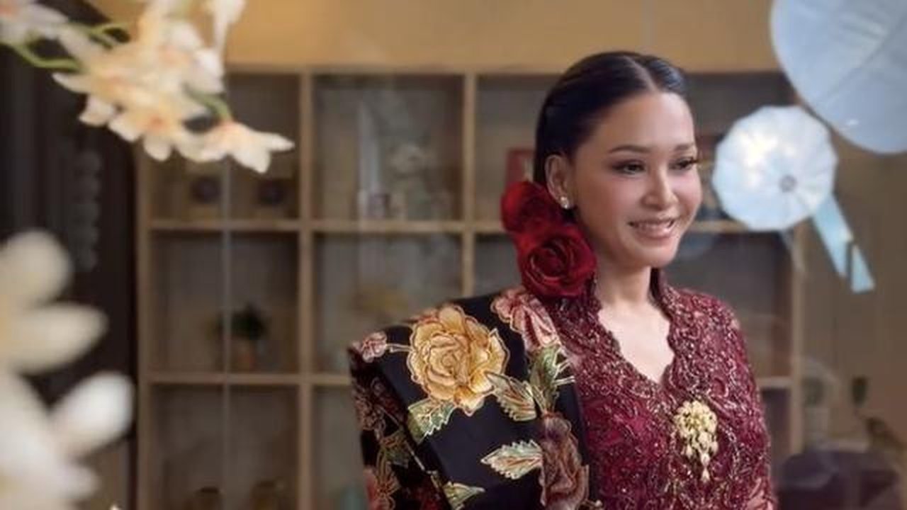 Potret Detail Kebaya Merah Maia Estianty Saat Hari Kartini/Instagram/@anneavantieheart