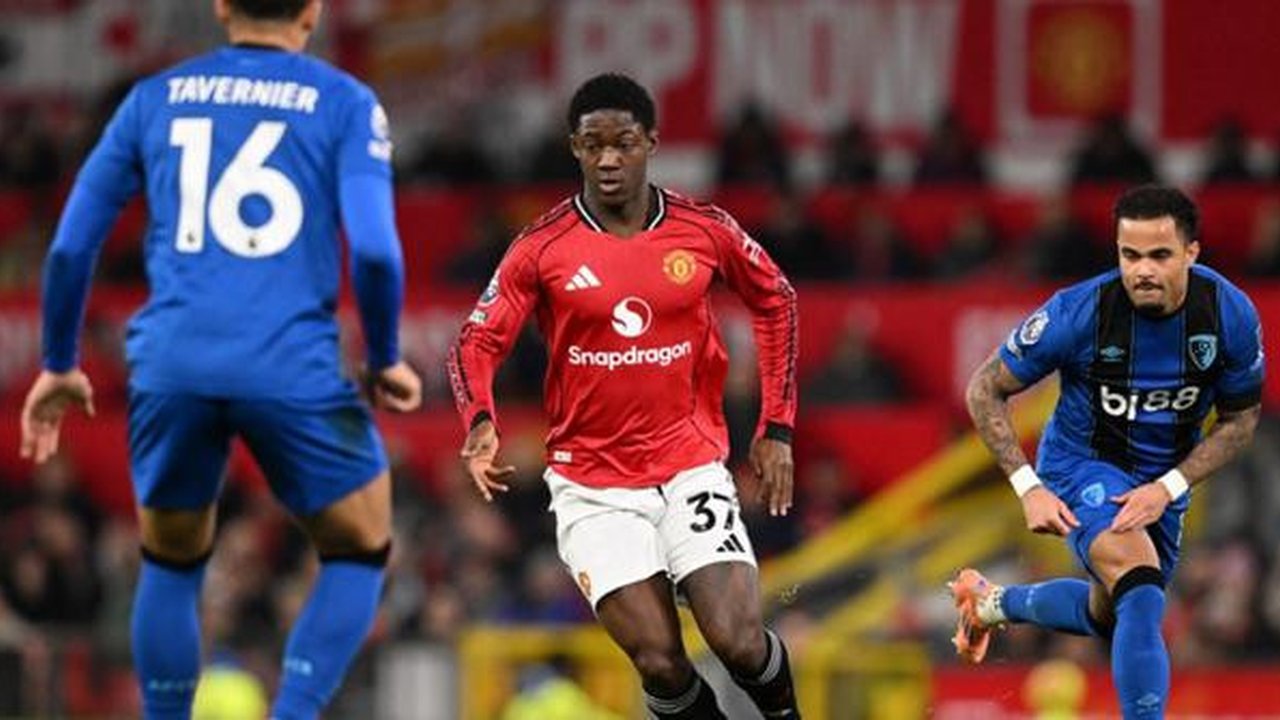 Gelandang Manchester United asal Inggris bernomor punggung 37, Kobbie Mainoo (C), berduel dengan gelandang Bournemouth asal Inggris bernomor punggung 16, Marcus Tavernier (L), selama pertandi