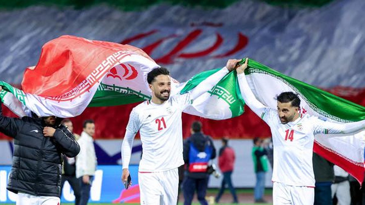 Iran menyusul Jepang untuk tampil di pesta akbar sepakbola tersebut. Iran mendapatkan tiket lolos itu setelah berimbang 2-2 kontra Uzbekistan di Azadi Stadium, Selasa (25/3/2025) malam WIB. I