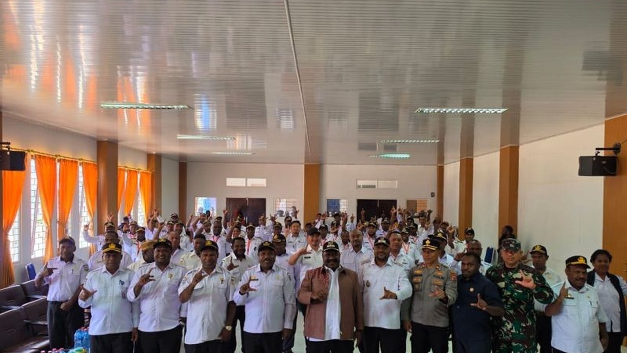 Bupati Lanny Jaya, Aletinus Yigibalom, instruksikan 39 kepala distrik fokus pada penguatan ekonomi lokal demi pemerataan pembangunan dan peningkatan kesejahteraan masyarakat.