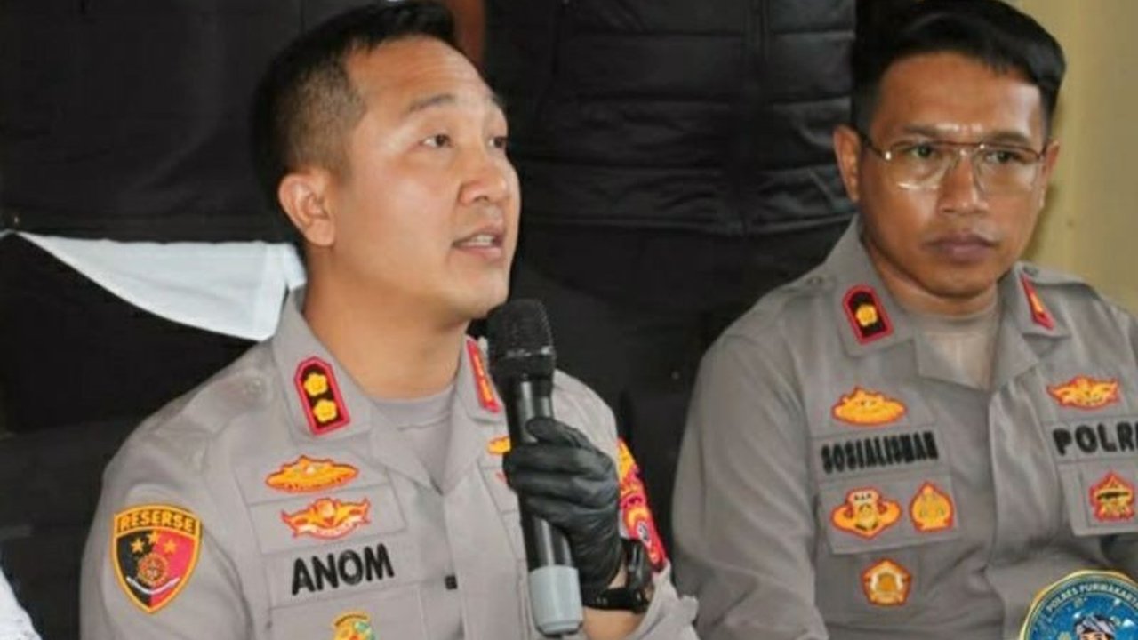 Polres Purwakarta berhasil mengamankan 14 remaja terduga pelaku pengeroyokan dua korban hingga luka berat, mengungkap motif di balik insiden di jalan raya.