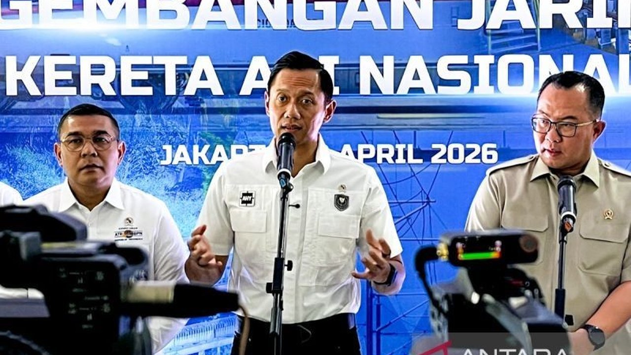 Pemerintah membidik pembangunan 2.772 km jalur kereta api di Kalimantan untuk perkuat konektivitas dan distribusi logistik. Proyek Pembangunan Jalur Kereta Api Kalimantan ini diharapkan membuka potensi ekonomi besar.