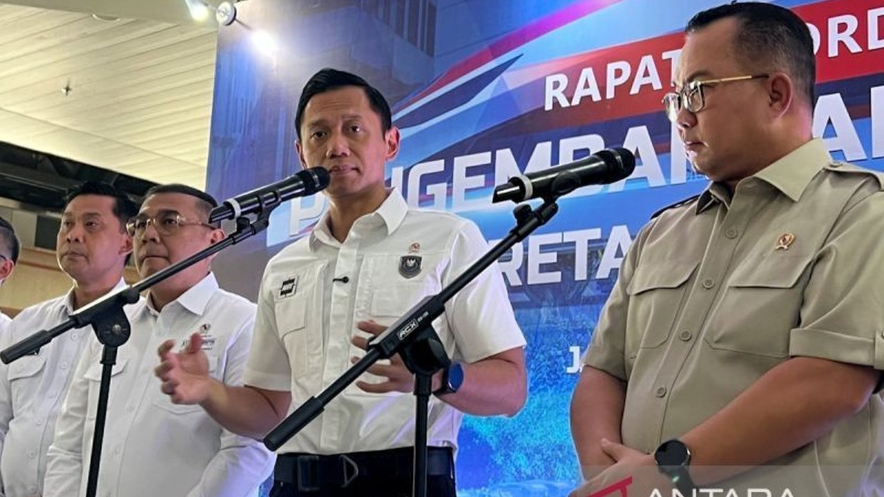 Menteri Koordinator Bidang Infrastruktur dan Pembangunan Kewilayahan AHY mengungkapkan target ambisius pembangunan jaringan kereta api nasional senilai Rp1.200 triliun hingga 2045, demi konektivitas di luar Jawa.