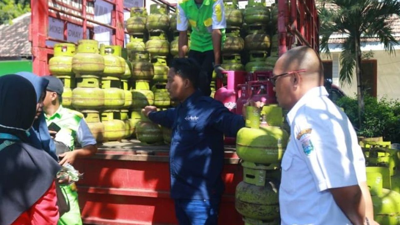 Pertamina Patra Niaga bersama Pemkab Probolinggo menggelar Operasi Pasar Elpiji di tiga kecamatan untuk menstabilkan harga dan ketersediaan elpiji 3 kg yang sempat langka.