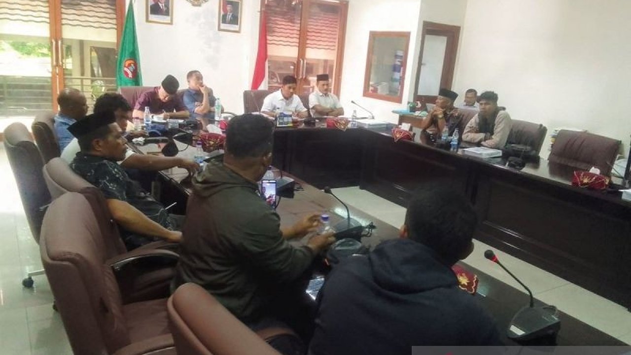 Komisi I DPRD Maluku mendesak LSM Konsorsium Maluku untuk melengkapi bukti valid terkait dugaan 300 kaleng sianida masuk ke Buru untuk penambangan ilegal, agar kasus ini dapat ditindaklanjuti secara serius.