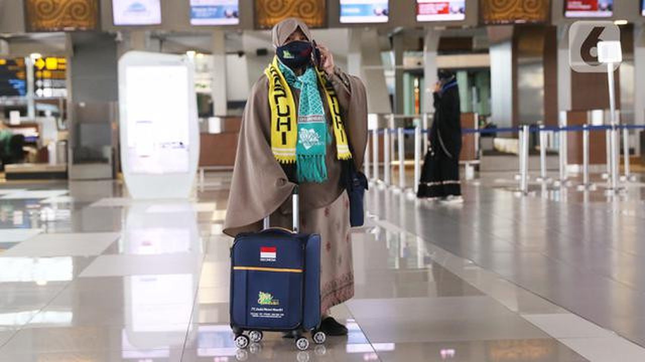 Jemaah umrah asal Indonesia saat berada di bandara Soekarno Hatta, Tangerang, Minggu (1/11/2020). Sementara itu Kementerian Agama memastikan jamaah Indonesia mulai bertolak ke Arab Saudi untu