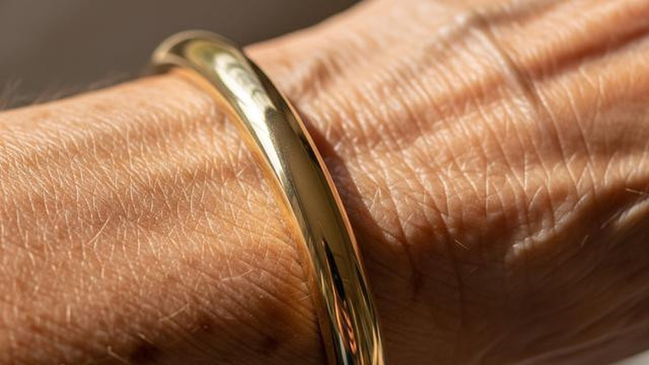 Model Bangle Emas Ringan untuk Lansia agar Nyaman Dipakai Sehari-Hari/Gemini AI