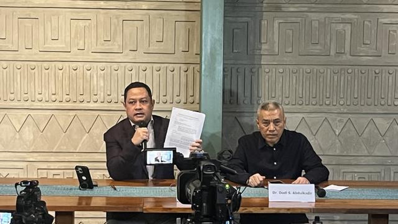 Tim kuasa hukum Nadiem Makarim saat menggelar jumpa pers di Jakarta. (Dok. Istimewa)