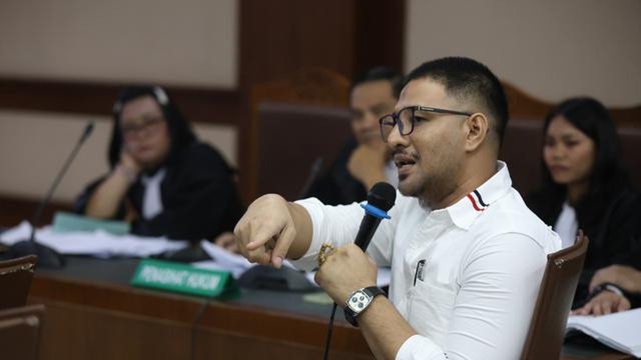 Dakwaan ini merujuk pada keterlibatan dalam jual beli atau menjadi perantara narkotika golongan I dengan berat melebihi 5 gram. Tampak dalam foto, terdakwa kasus dugaan peredaran narkotika di