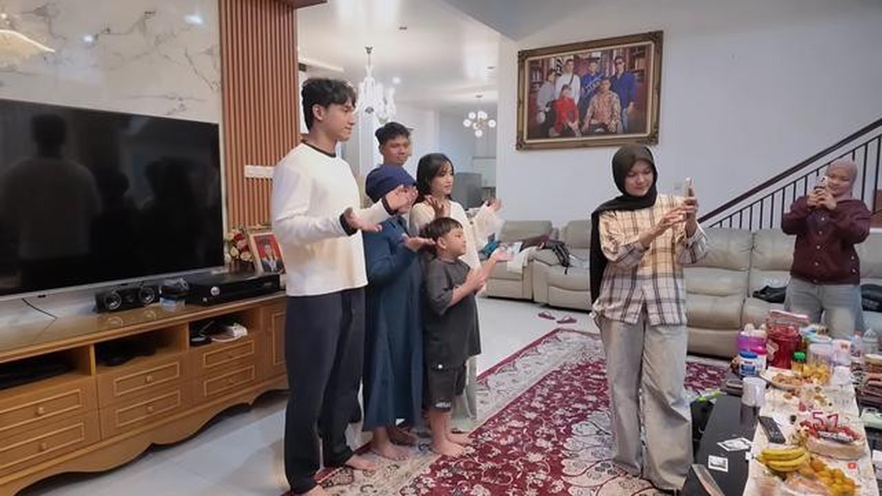 Potret Ruang TV Rumah Haji Faisal dan Mama Fuji (Foto: YouTube/Fadli Faisal)