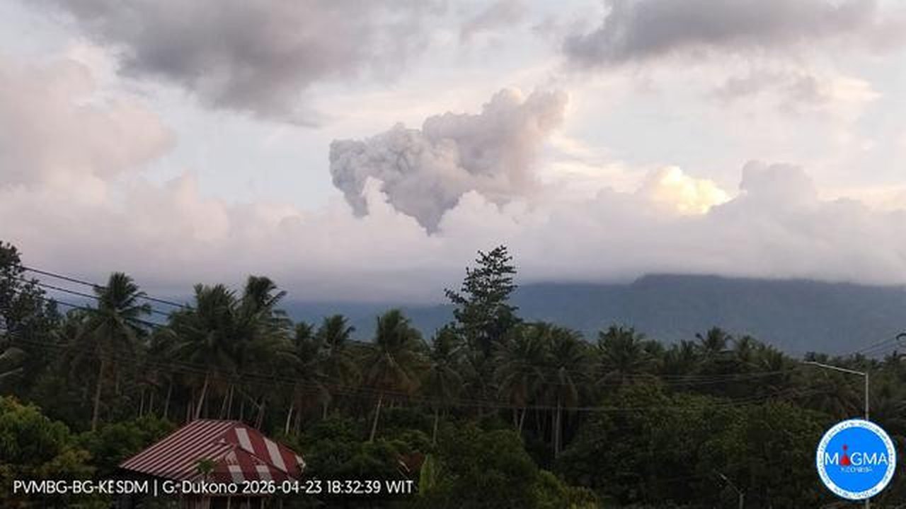 Gunung Dukuno di Halmahera Utara, Maluku Utara, kembali erupsi pada Kamis sore (23/4/2026). (Liputan6.com/ Dok PVMBG)
